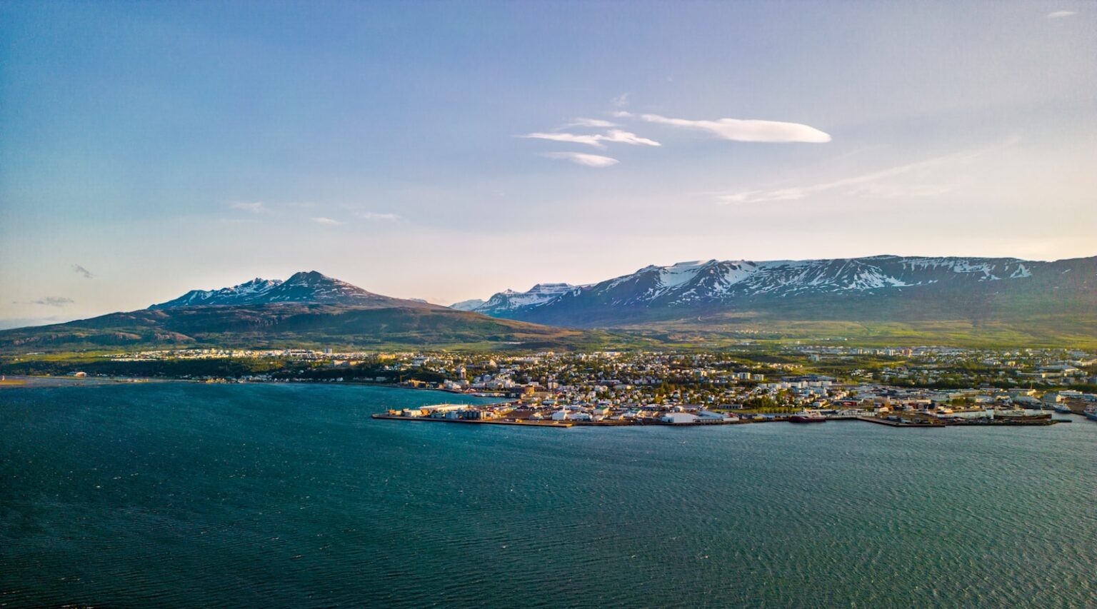 Eine Luftaufnahme einer Stadt und eines Gewässers